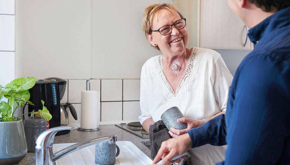 atos-medical-jonna-freehands-2-2 woman using provox life frehands hme washing dishes indoors